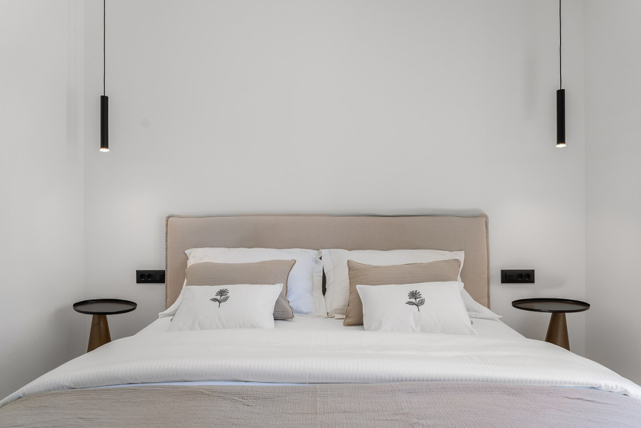 Unser stilvoll eingerichtetes Schlafzimmer mit King-Size-Bett (180 cm x 200 cm).
