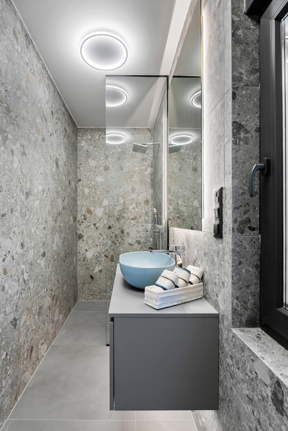 Eigenes Badezimmer mit Dusche, Handtücher vorhanden, Haartrockner