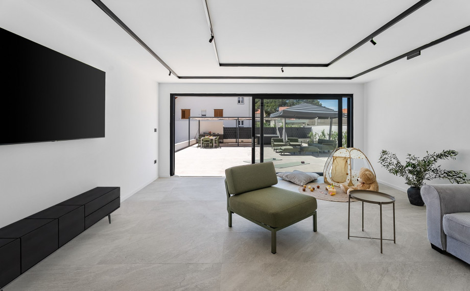 Entertainment options abound with a state-of-the-art flat-screen TV, Netflix, HBO, and a PlayStation 5 PRO, promising hours of fun for all ages.