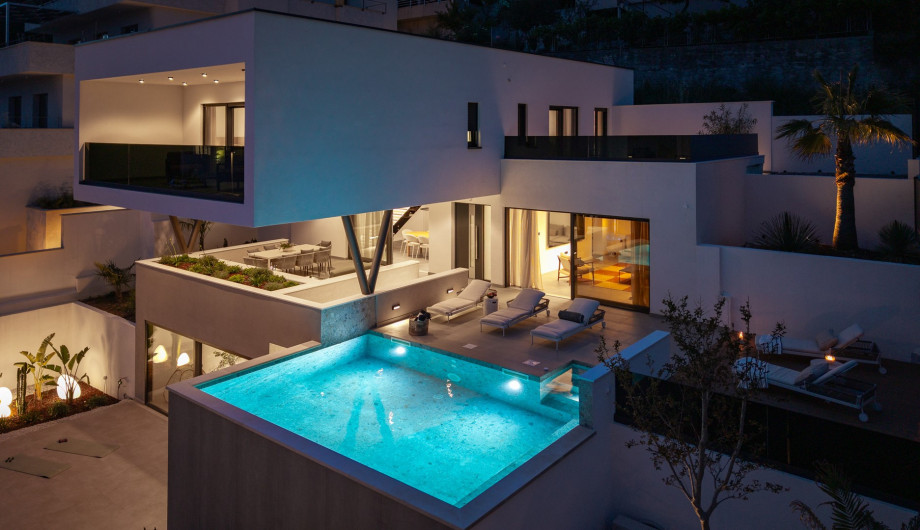 Venture up the outdoor staircase to reach the breathtaking pool area where a heated private swimming pool (6.5m x 4.5m) awaits.