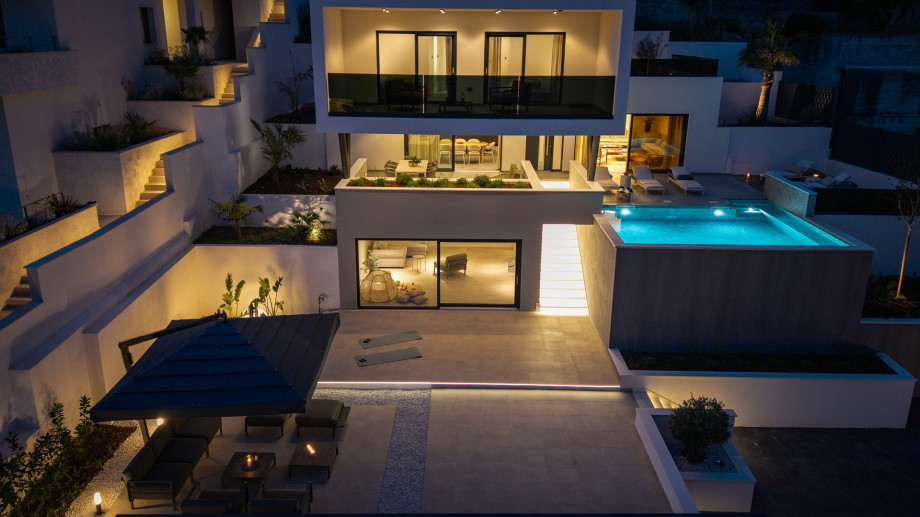 Nestled just 200 meters from the sun-kissed shores of Duce beach, this high-end 4-bedroom villa is a sanctuary for those seeking the perfect blend of relaxation and adventure.