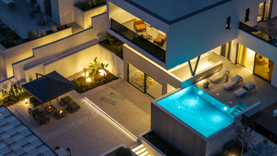 Die Villa verbindet nahtlos Innen- und Außenbereich und bietet eine Sauna, Liegestühle sowie einladende Räume – perfekt zum Entspannen und für unvergessliche Zusammenkünfte.
