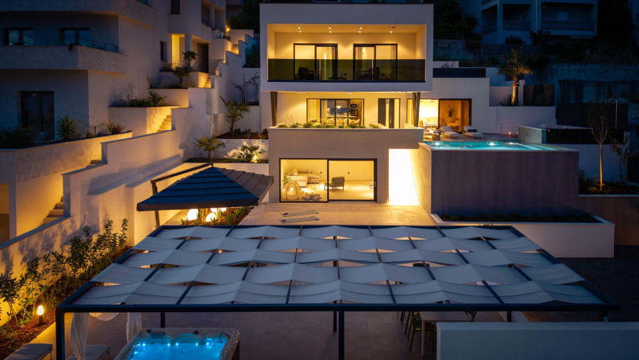 Die friedliche Umgebung schafft eine perfekte Harmonie zwischen Innen- und Außenbereichen und macht sie ideal für unvergessliche Treffen mit Familie und Freunden.
