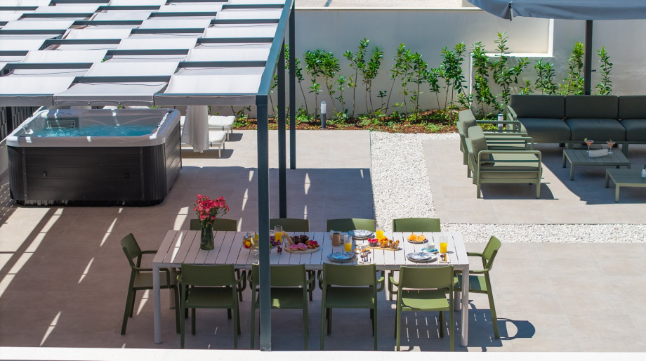 Start your day with breakfast outdoors, enjoying the fresh air on the seating area or a morning soak in the jacuzzi.