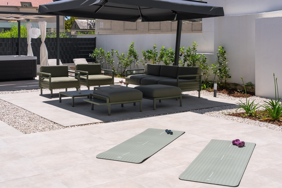 Entspannen Sie bei einer erfrischenden Yoga-Einheit oder einem leichten Workout mit den bereitgestellten Matten und Gewichten.
