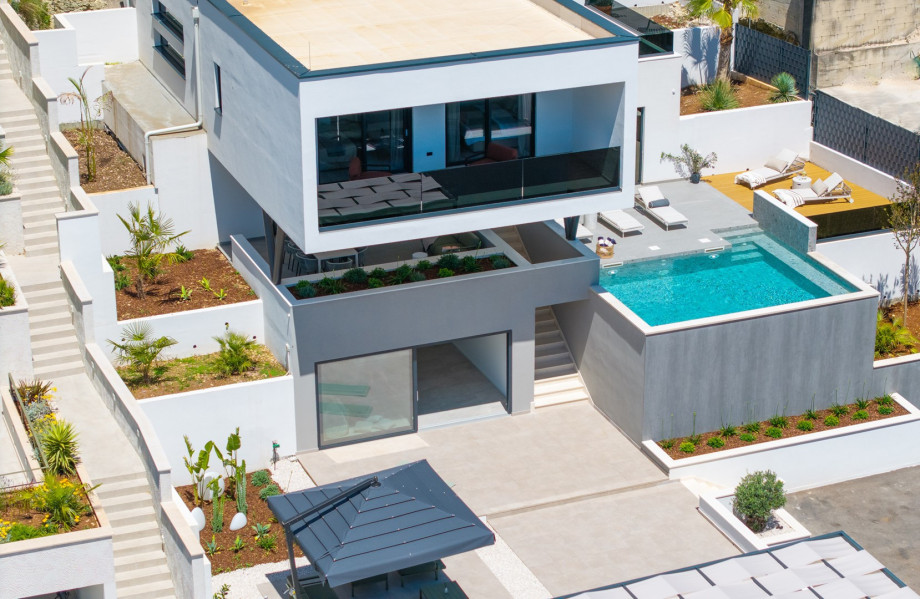 Eine wunderschöne Villa mit beheiztem Pool, Sauna, bequemen Liegestühlen perfekt für einen entspannten und unvergesslichen Aufenthalt.
