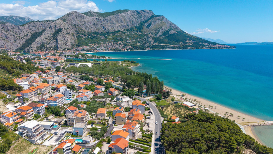 Die erstklassige Lage der Villa Siete ermöglicht es Ihnen, mühelos in die lebendige Kultur Kroatiens einzutauchen. Die charmante Stadt Omiš liegt nur 1,5 km entfernt.
