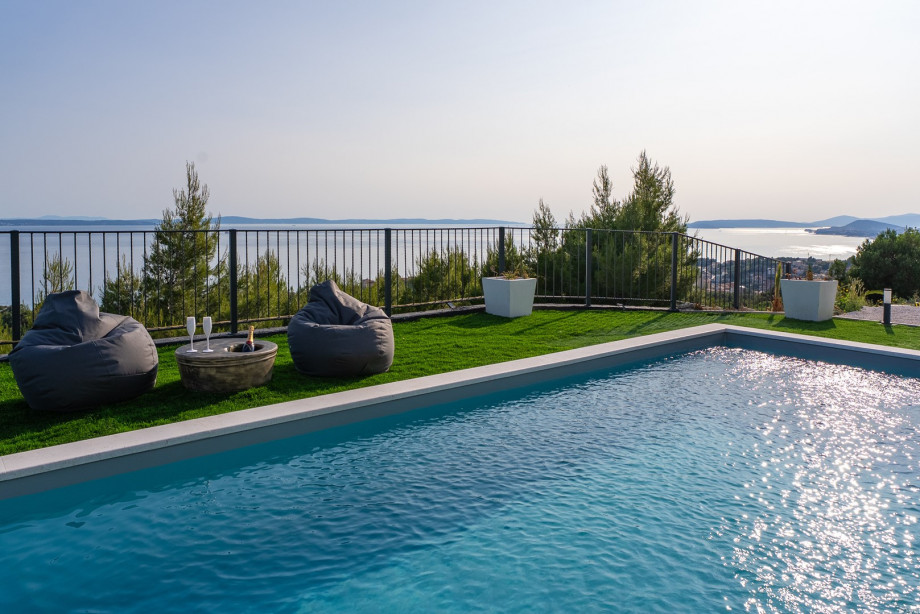 The private pool (9.5 x 3.5 meters) features hydromassage jets and eco-friendly filtration