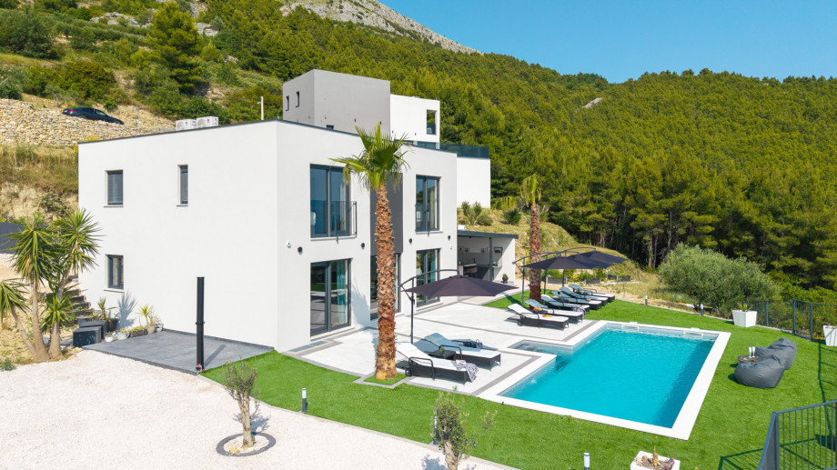Set on a spacious 1,700 m2 private plot with sea view