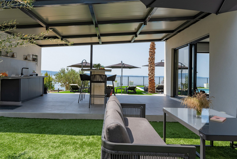 Step outside and you'll find your own slice of paradise in this wonderful garden