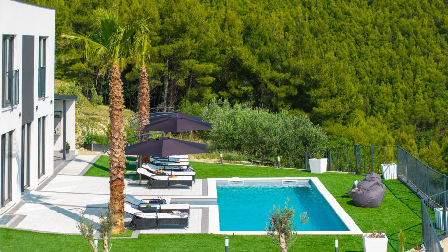 This beautifully designed villa provides everything you need for an unforgettable stay on the Dalmatian coast