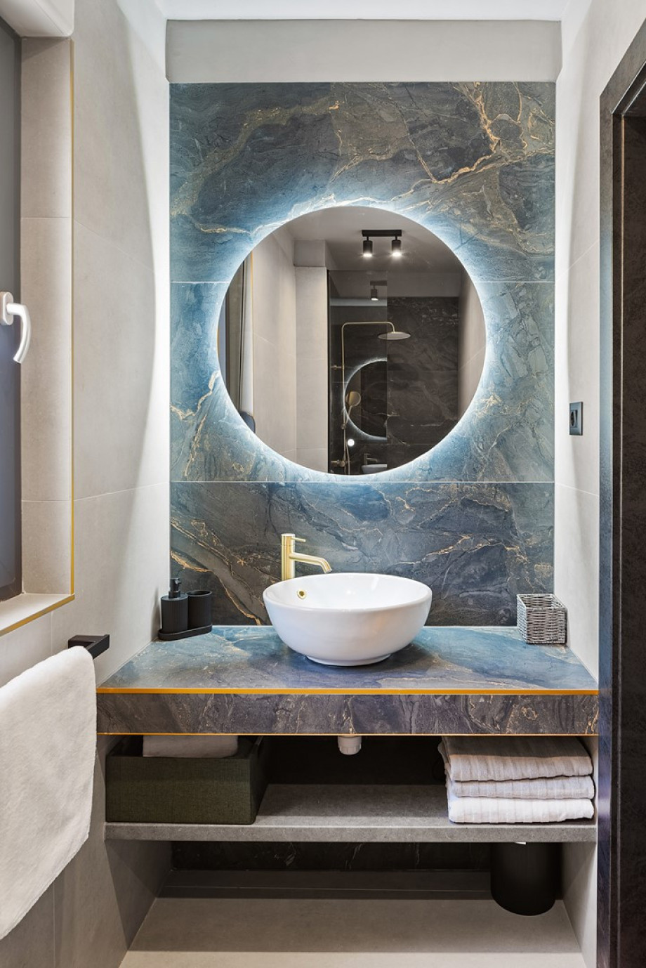 Beautiful En-suite bathroom with a shower