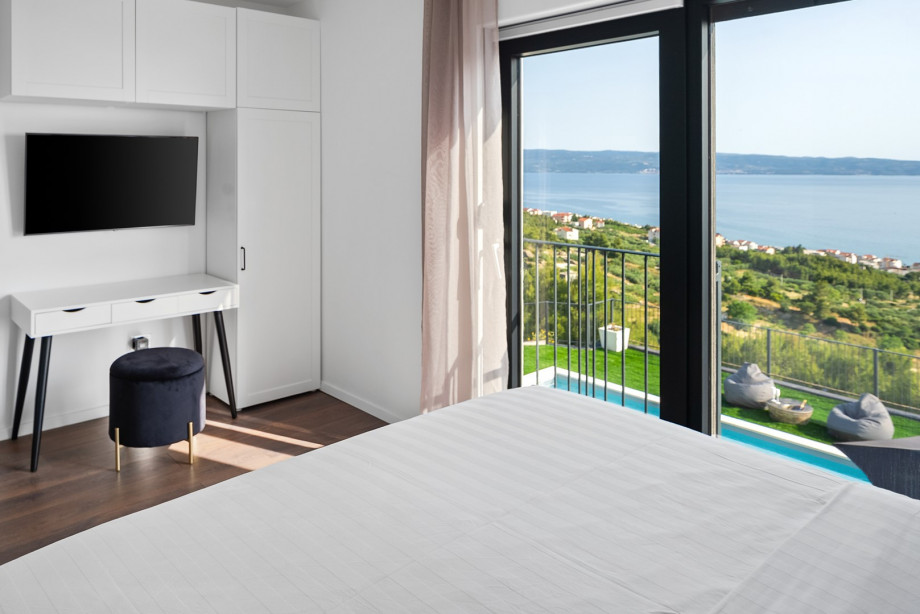 Beautiful bedroom with fully air-conditioned and Wi-fi