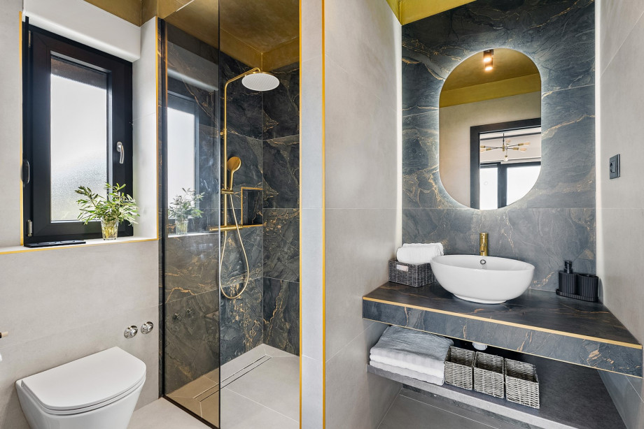 Beautiful En-suite bathroom with a shower