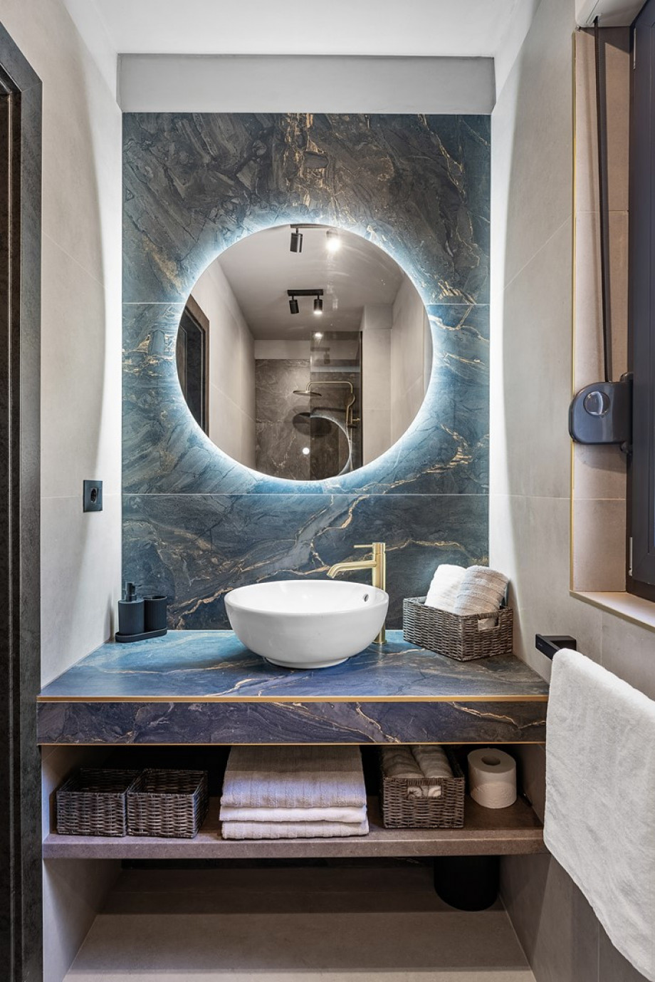 Beautiful En-suite bathroom with a shower