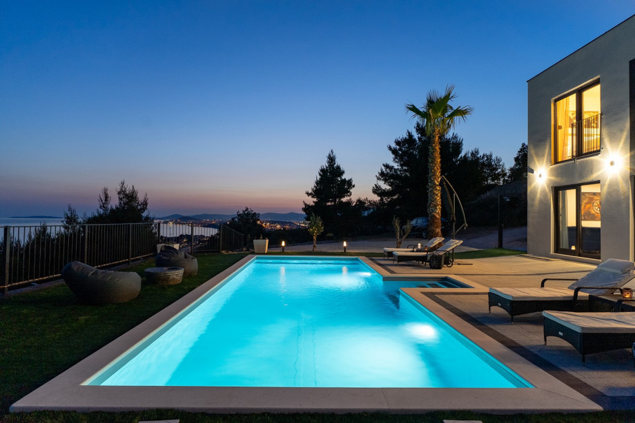 Enjoy a great mountain landscape, and sea view