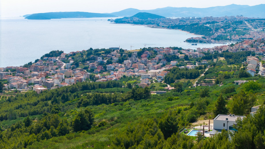 You are only 12km away from the charming city of Split, where Diocletian's Palace is located.