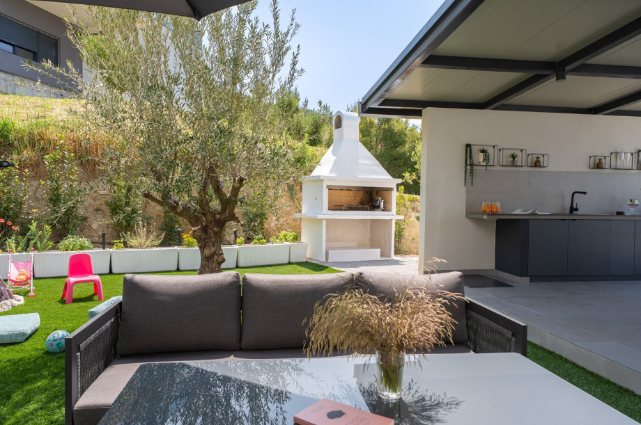 Families will love the children’s playground, complete with a swing, toys, and a cozy kids’ tent