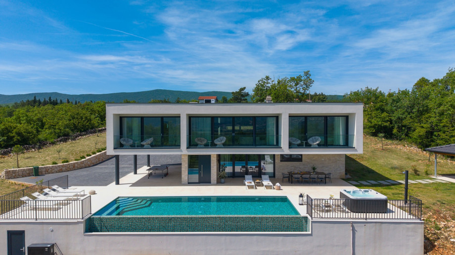 Hillside Gem" is a luxurious villa nestled amidst the beauty of nature