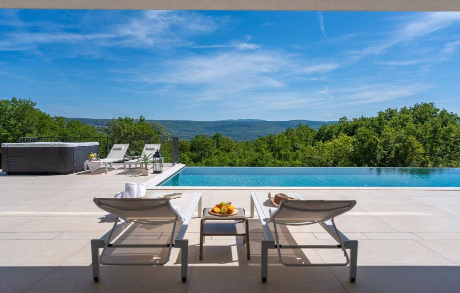 Heated infinity pool, measuring an impressive 11m x 4.5m