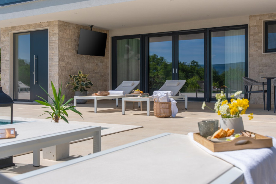 With 8 inviting deck chairs and a spacious sun deck area,