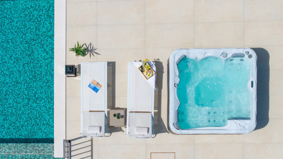 Whirlpool (Hot tub), a covered outdoor dining area with a TV