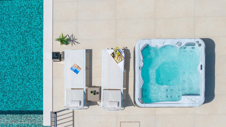 Whirlpool (Hot tub), a covered outdoor dining area with a TV