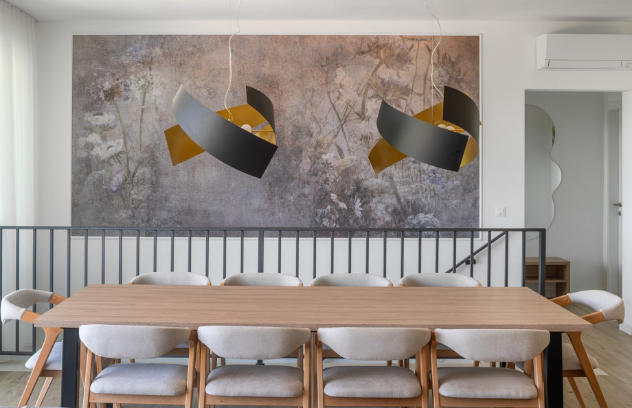 Comfortable dining area for 8 people