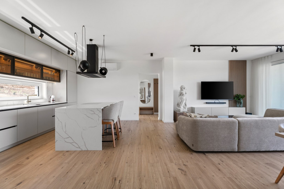 The kitchen is also equipped with a wine cooler, microwave, oven, kettle, coffee maker, etc