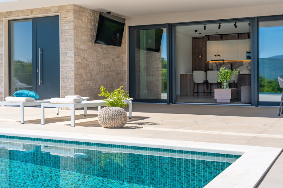 Large glass walls toward the pool area