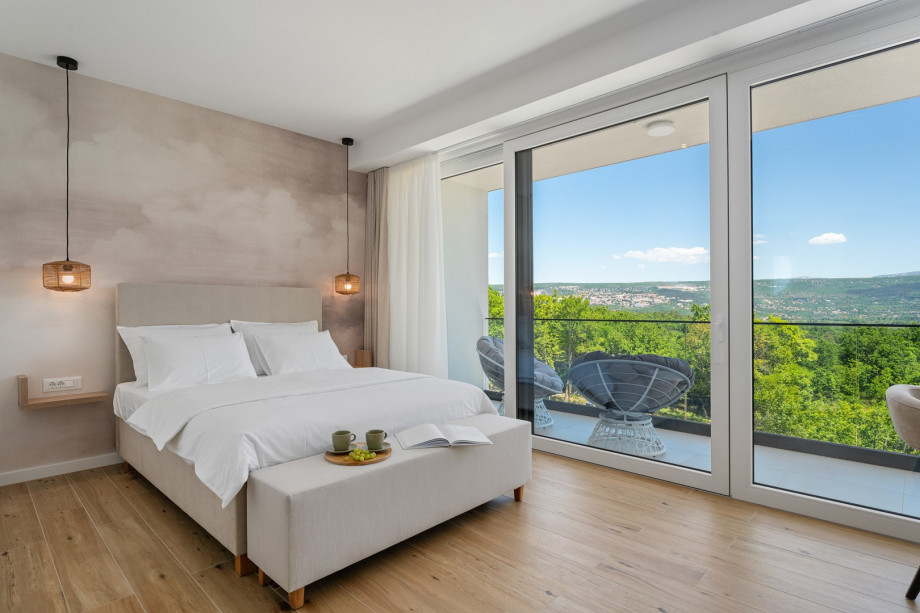 A bedroom No1 (17sqm) with a queen size bed 160cm x 200cm, en-suite bathroom with a shower