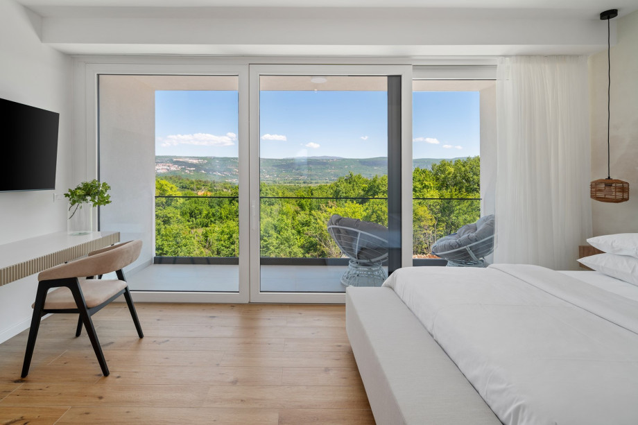 A bedroom No2 (17sqm) with a queen size bed 160cm x 200cm, en-suite bathroom with a shower