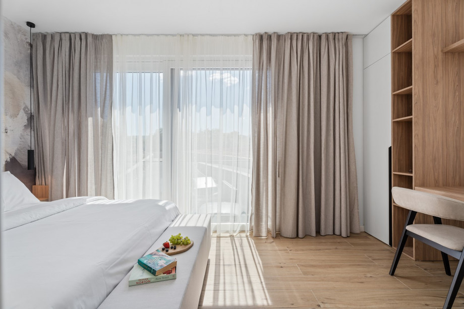 A bedroom No3 (17sqm) with a queen size bed 160cm x 200cm, en-suite bathroom with a shower