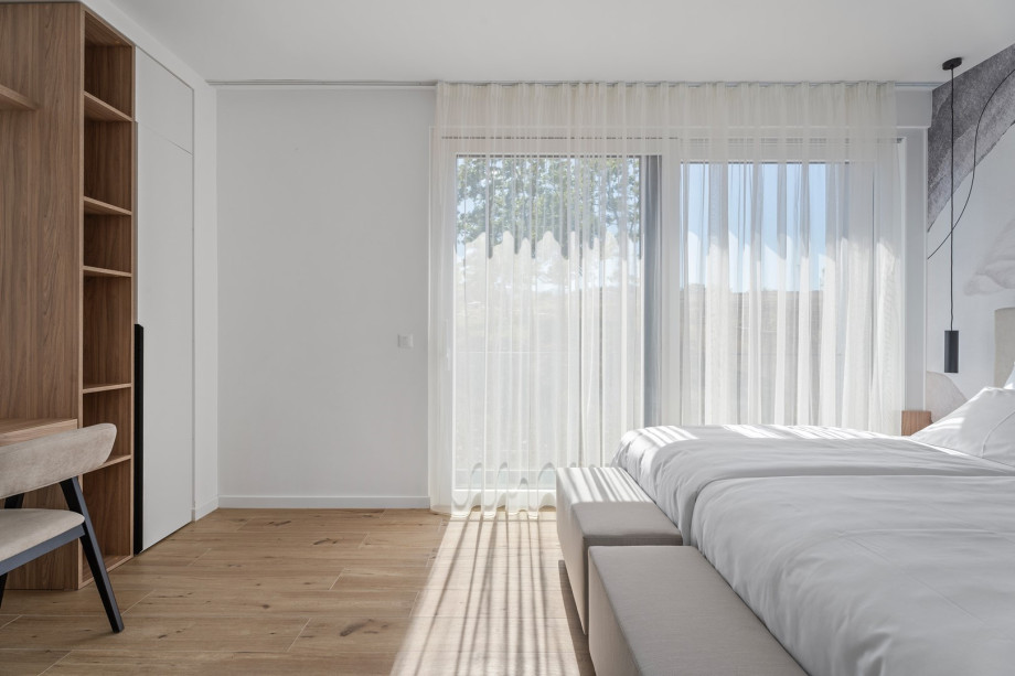Bedroom NO4 (17sqm) with two single beds 90cm x 200cm that can connect into a 180cm x 200cm, en-suite bathroom with a shower