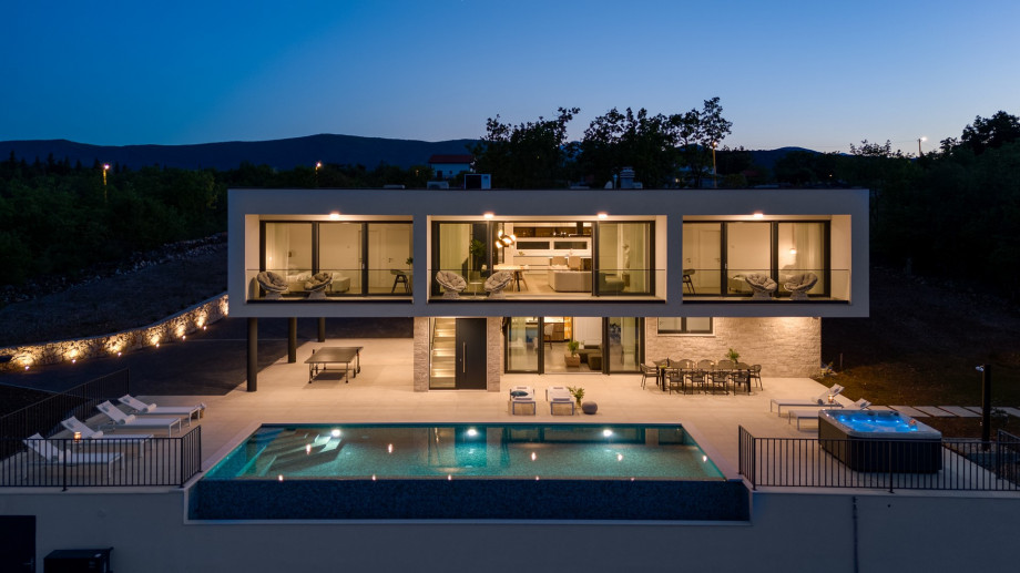 New! Villa Hillside Gem: heated pool, Hot tub, Billiard