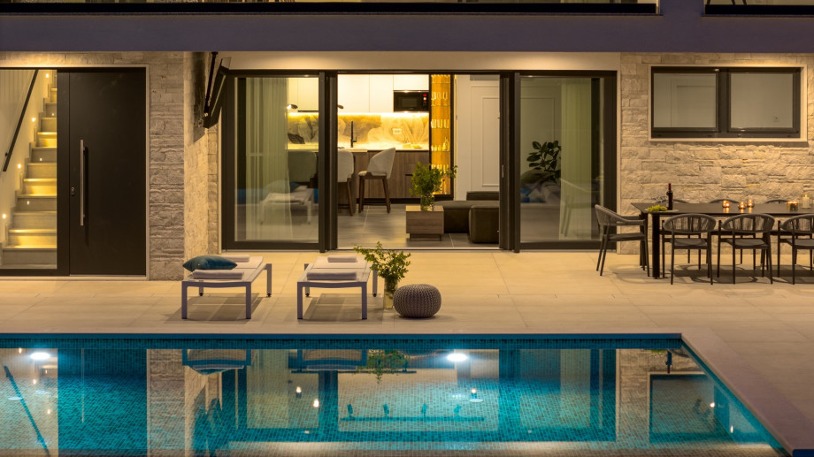 Come to villa Hillside Gem and spoil yourself during a well-deserved vacation at this amazing location