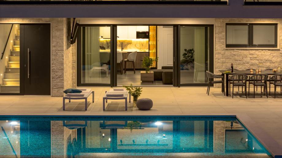 Come to villa Hillside Gem and spoil yourself during a well-deserved vacation at this amazing location