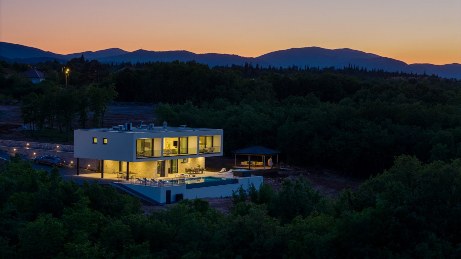 There is a parking lot for 6 cars and a car is recommended