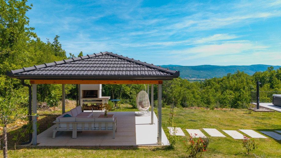 This beautifully decorated property of 330 sqm of living space is located on a fully fenced private plot of 2000 sqm