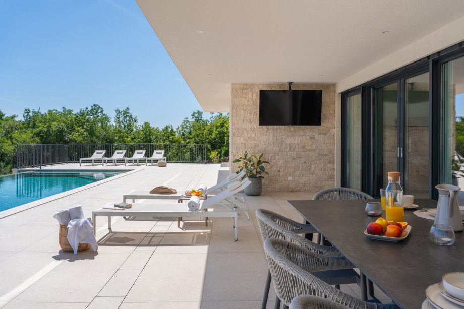 "Hillside Gem" is not just a place to stay; it's a haven where luxury and natural beauty harmoniously converge