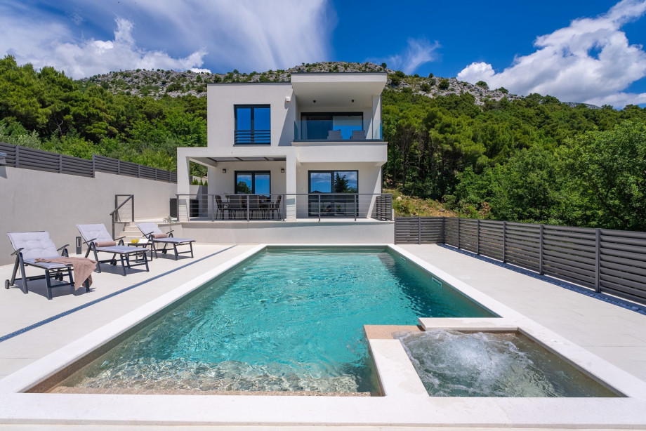 The air here is a unique combination of sea, river, and mountain air.