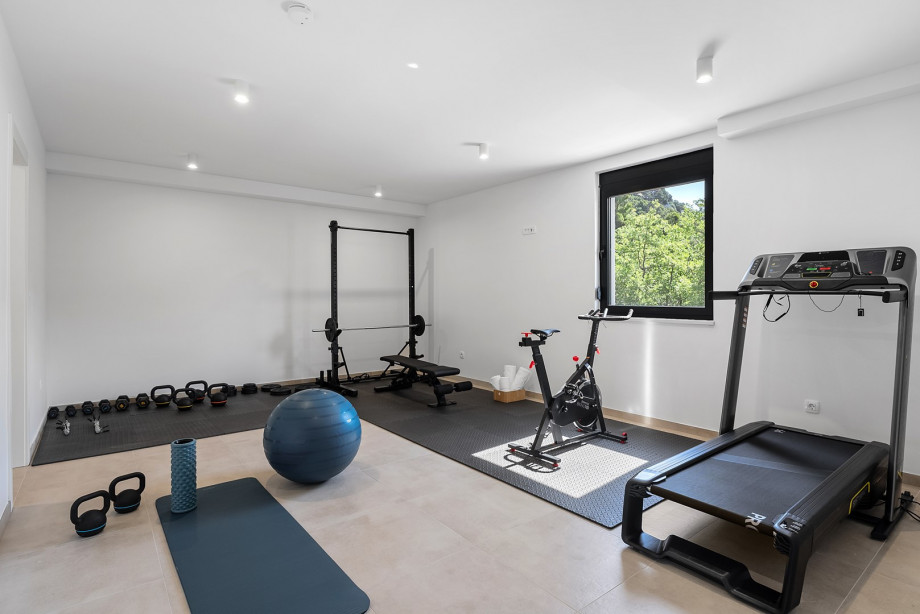 A fully furnished 27 square meter gym