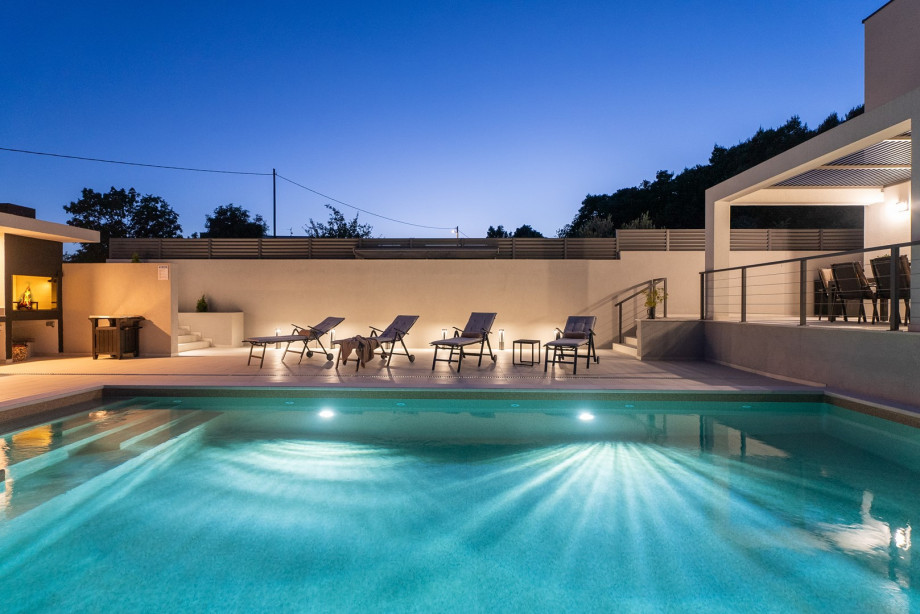 Villa Hillside Paradise has a heated pool shines like a star in the night