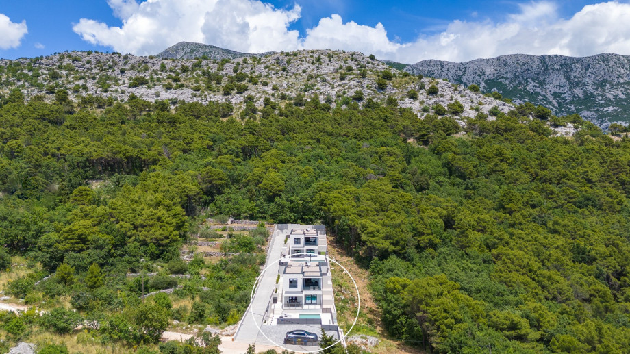 You won't be short of ideas for truly spectacular days in Villa Hillside Paradise