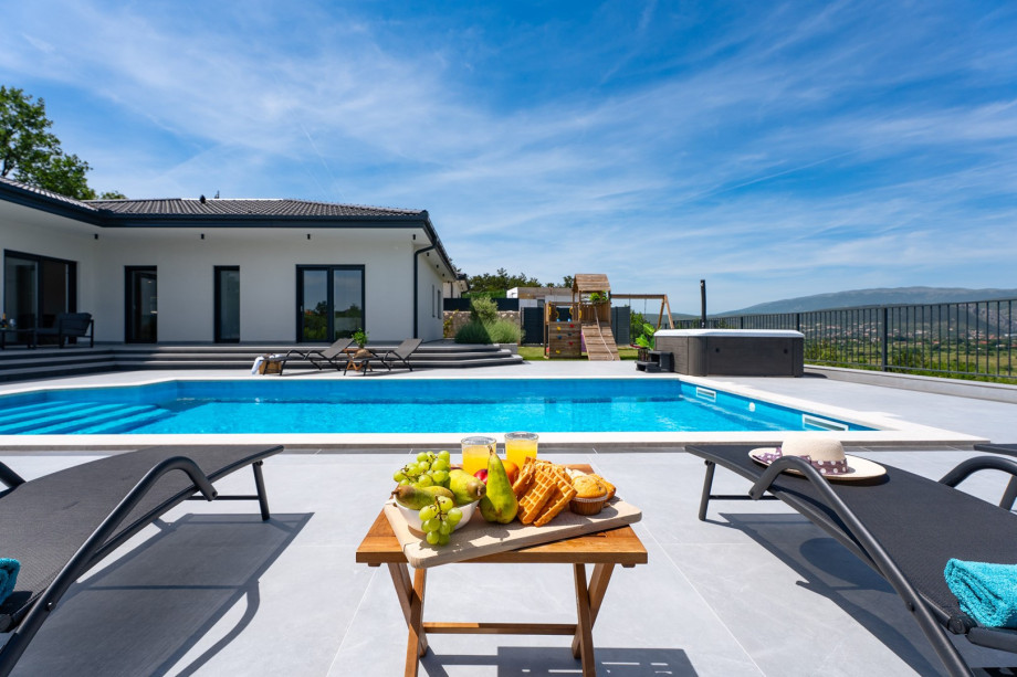 Großzügiger Außenbereich, hier können Sie die Abende genießen