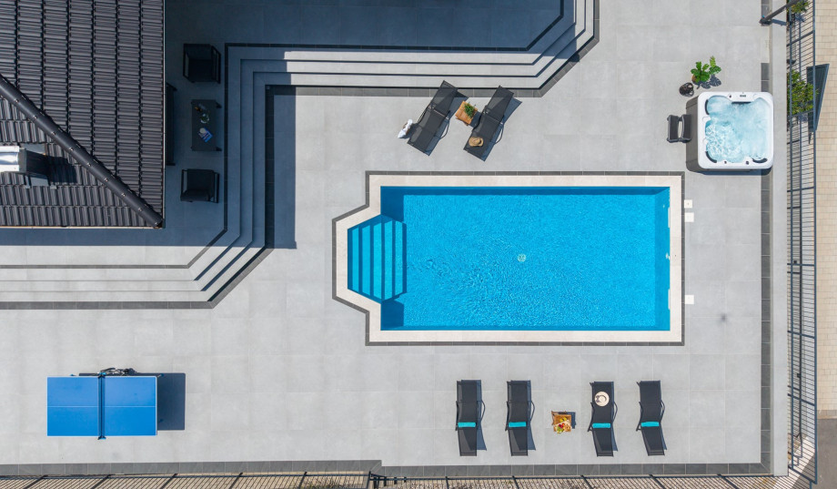 Wir präsentieren Ihnen die Villa Dalmatia, eine stilvolle und moderne einstöckige Villa