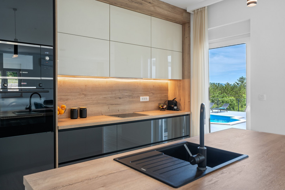 A fully equipped kitchen with all the appliances you need for a comfortable stay