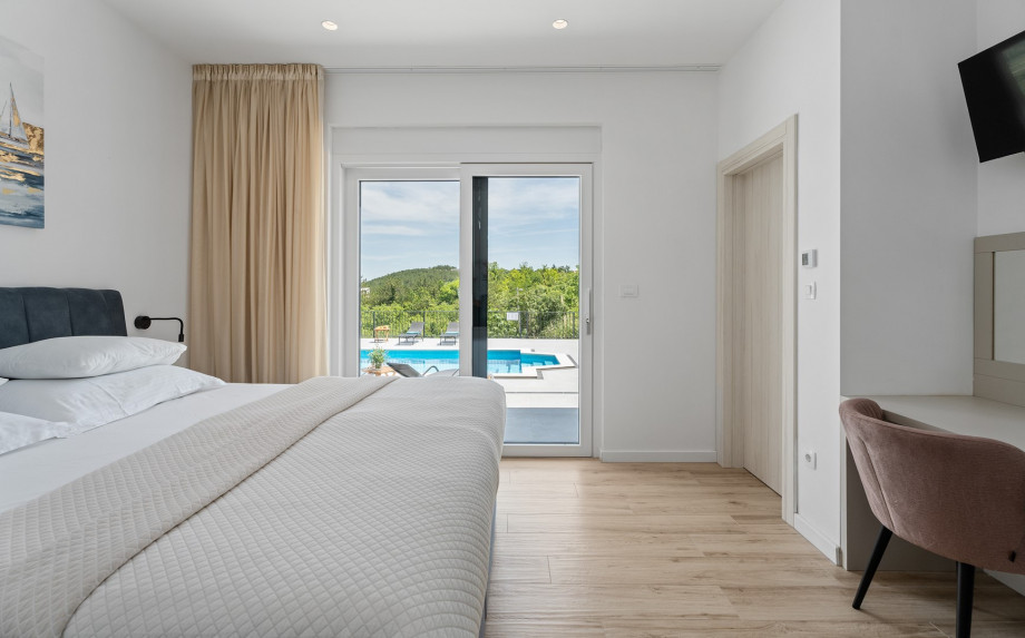 Bedroom No. 1 with a double bed measuring 180 cm x 200 cm and a TV and air conditioning