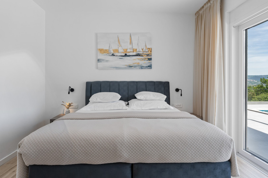 Schlafzimmer Nr. 1 bietet auch ein eigenes Badezimmer mit erfrischender Dusche, Fernseher, Klimaanlage,