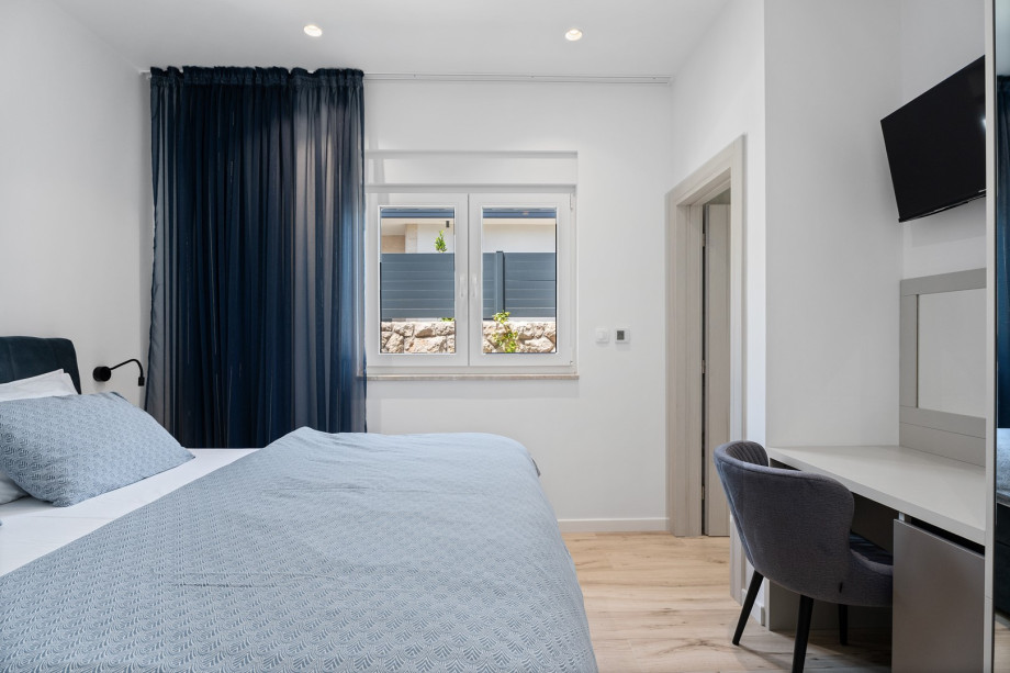 Schlafzimmer Nr. 2 bietet auch ein eigenes Badezimmer mit erfrischender Dusche, Fernseher, Klimaanlage,